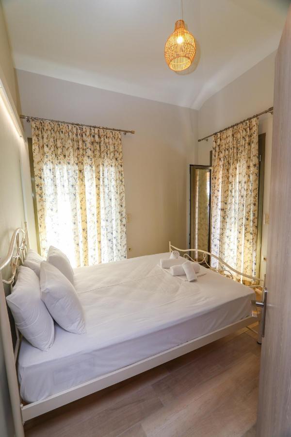 East & West Seaside Apartments Gialtra Экстерьер фото