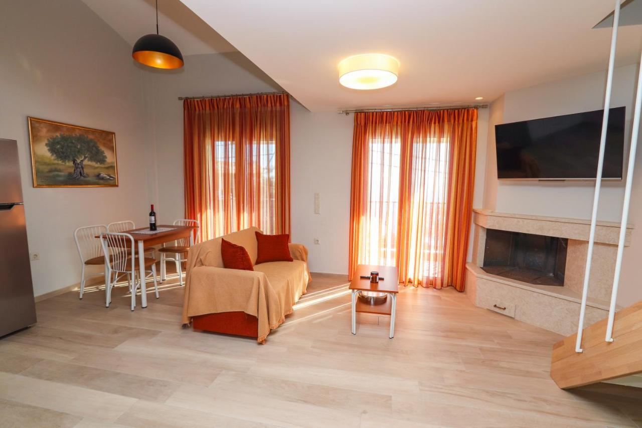 East & West Seaside Apartments Gialtra Экстерьер фото